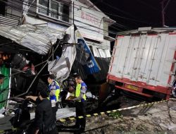 Truk Trailer Tabrak Truk Box di Ngaliyan Semarang, Diduga Karena Rem Mendadak