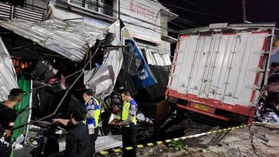 Truk Trailer Tabrak Truk Box di Ngaliyan Semarang, Diduga Karena Rem Mendadak
